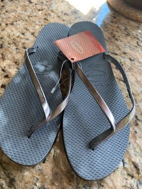 Havaianas  SIZE 6 Women’s Gray Flip Flops with Metallic Straps